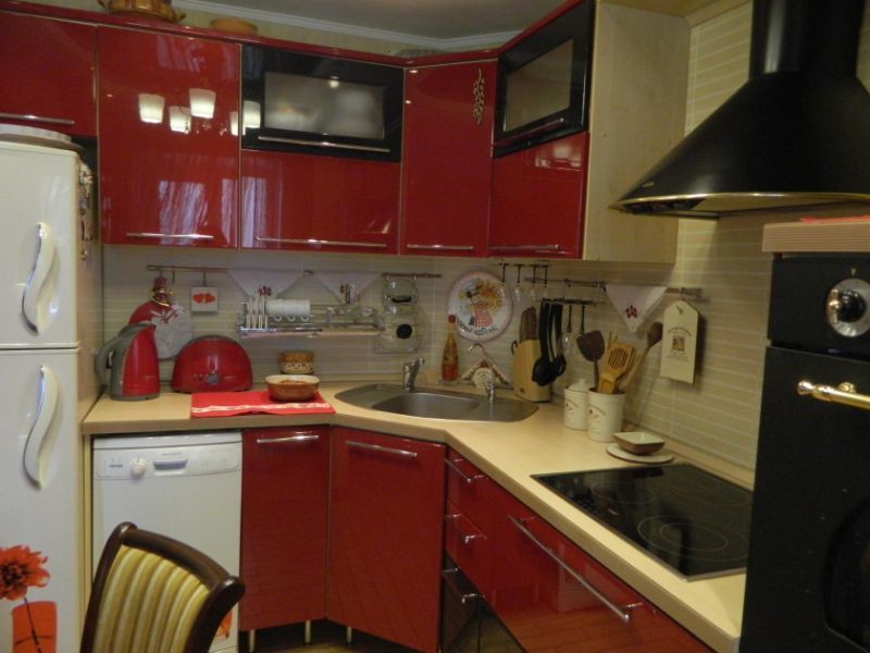 Кухня в бордовом цвете Фото_12