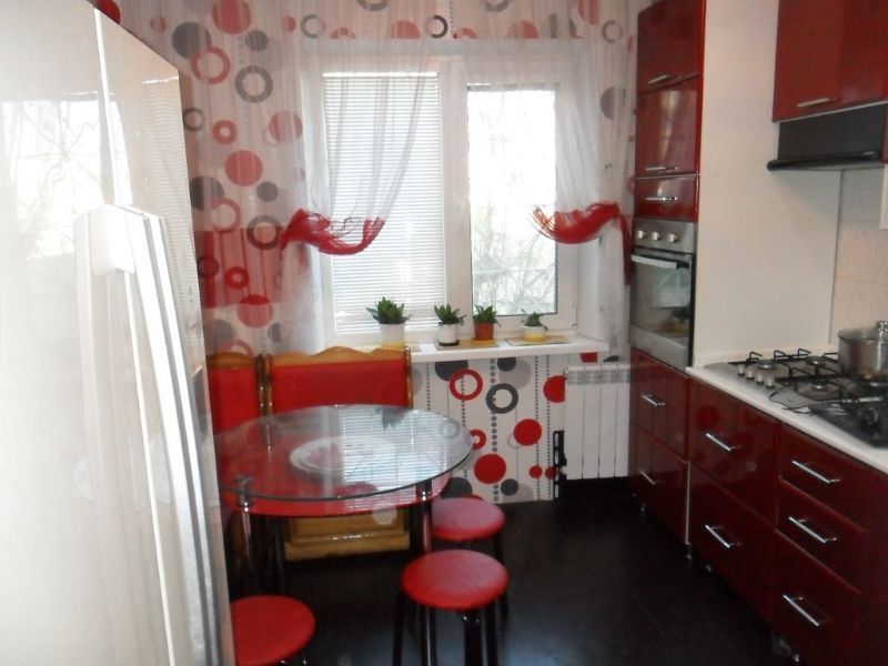Кухня в бордовом цвете Фото_27